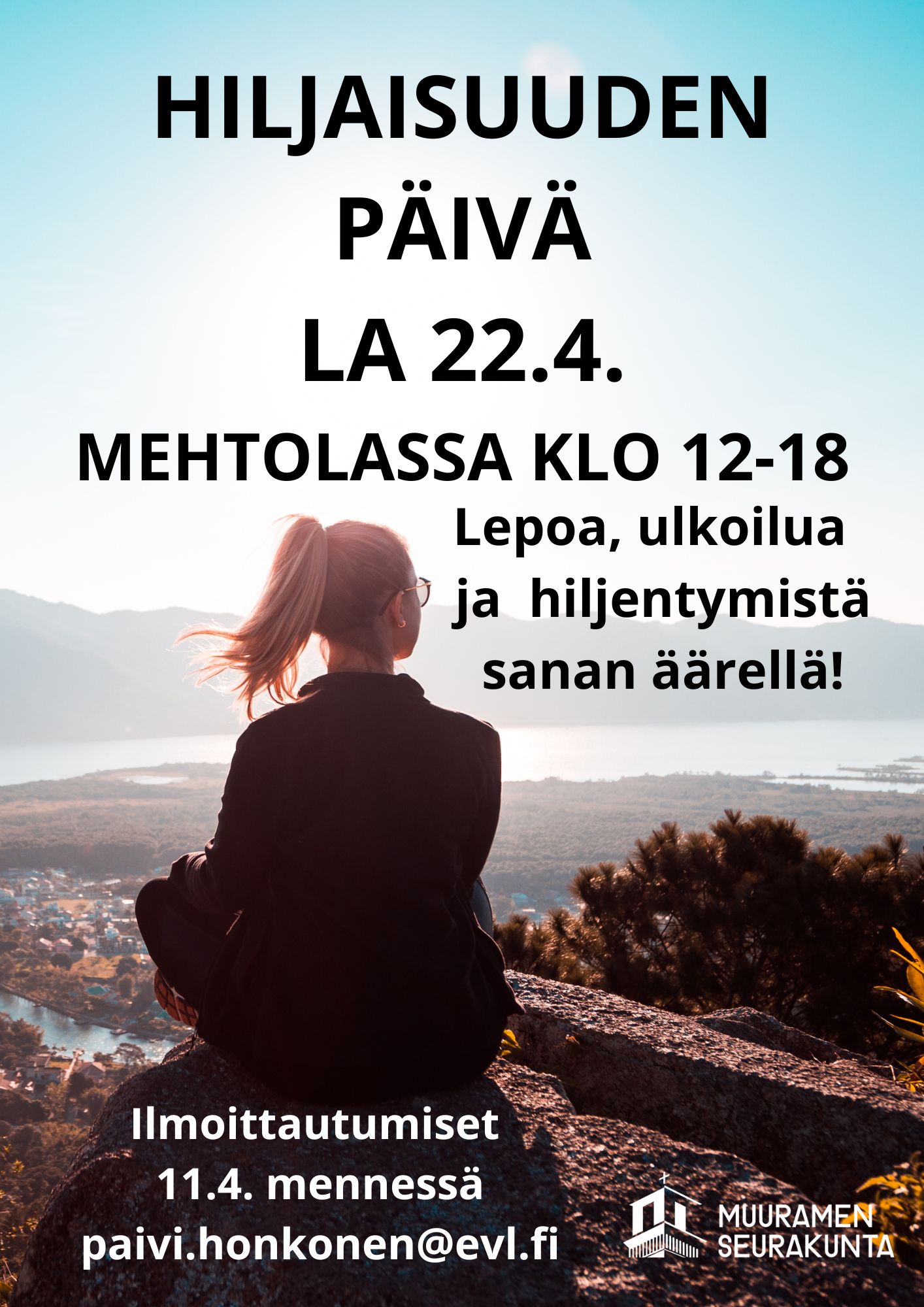 Hiljaisuudenpäivä Mehtolassa la 22.4. klo 12-18. Kuvassa nainen istuu maassa ja katsoo maisemaa.