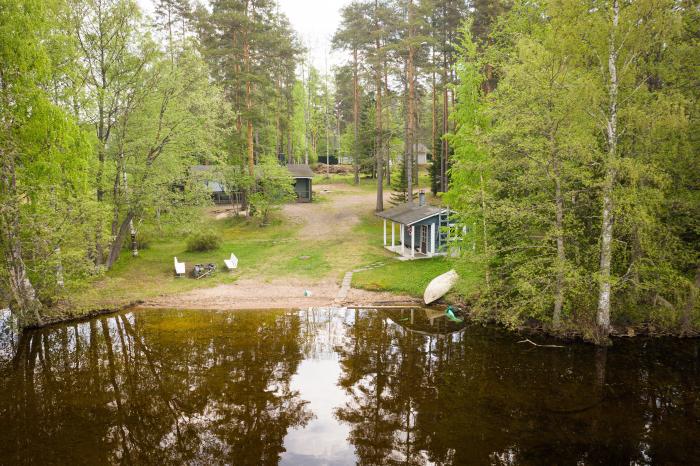 Seurakuntamaja kuvattuna Muuratjärveltä päin.