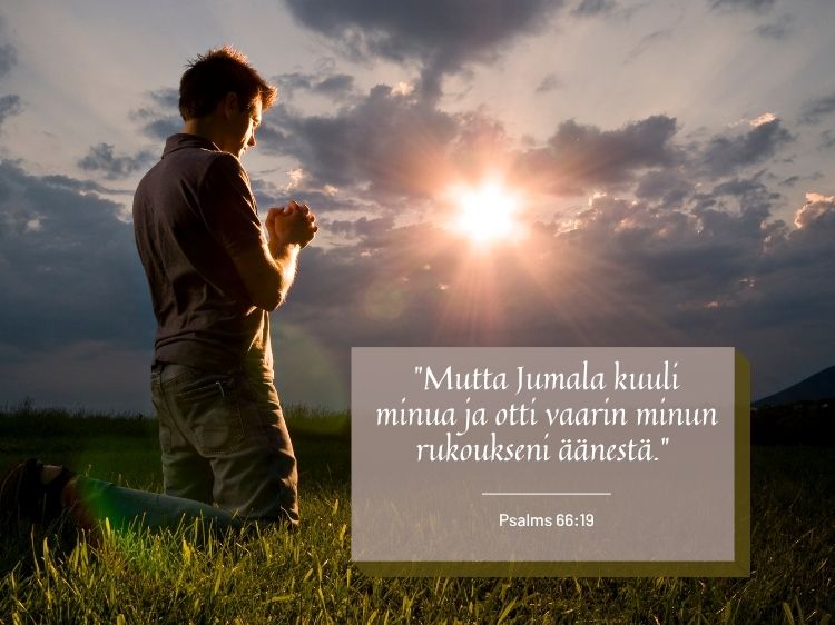 Kuvassa ihminen polvistuneena auringon paisteessa. Teksti psalmista 66:19 