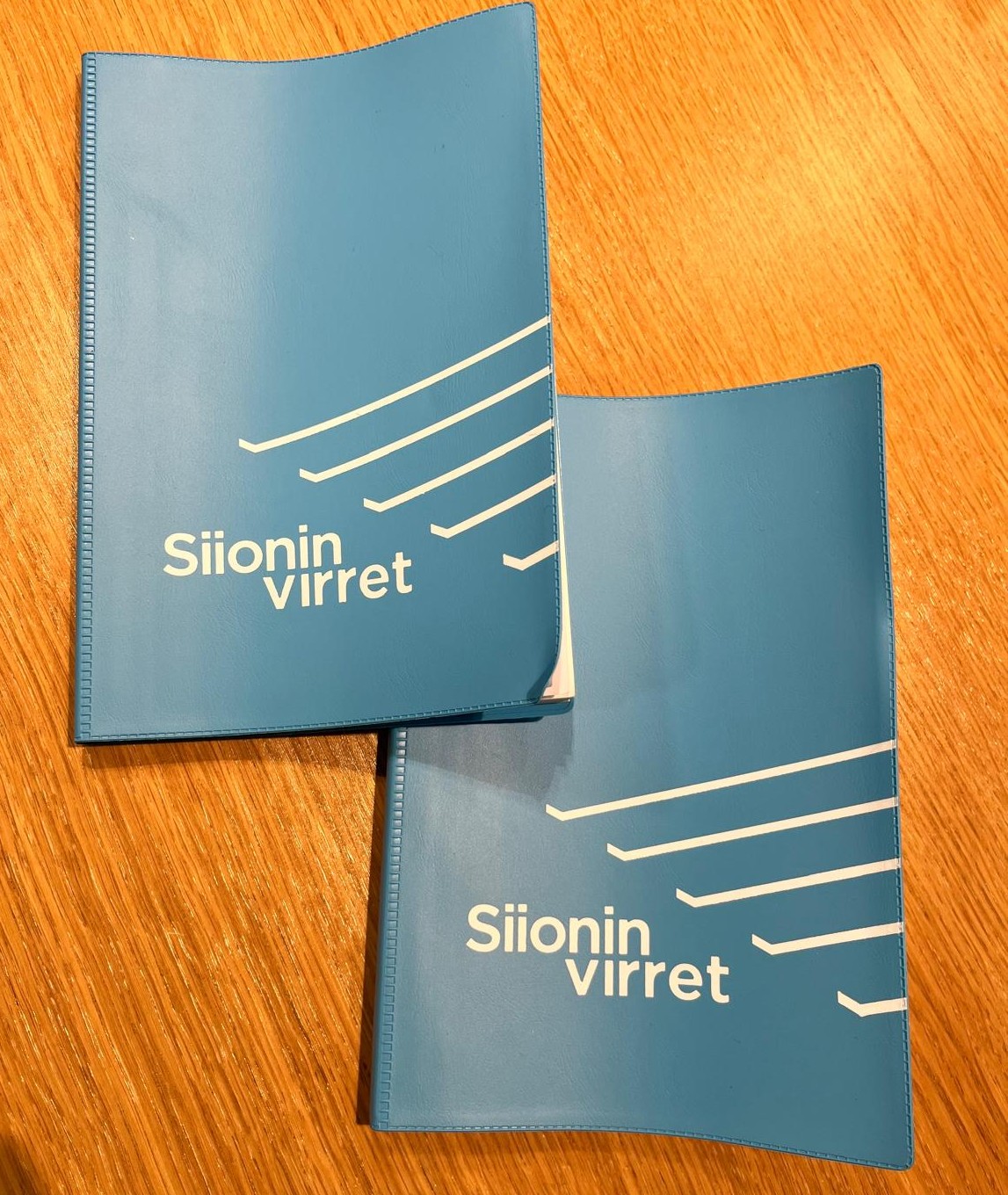 Kaksi Siionin virret laulukirjaa.
