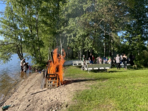 juhannuskokko ja ihmisiä