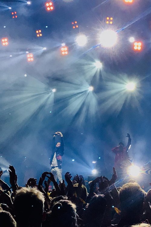 Bändi festareilla valokeiloissa