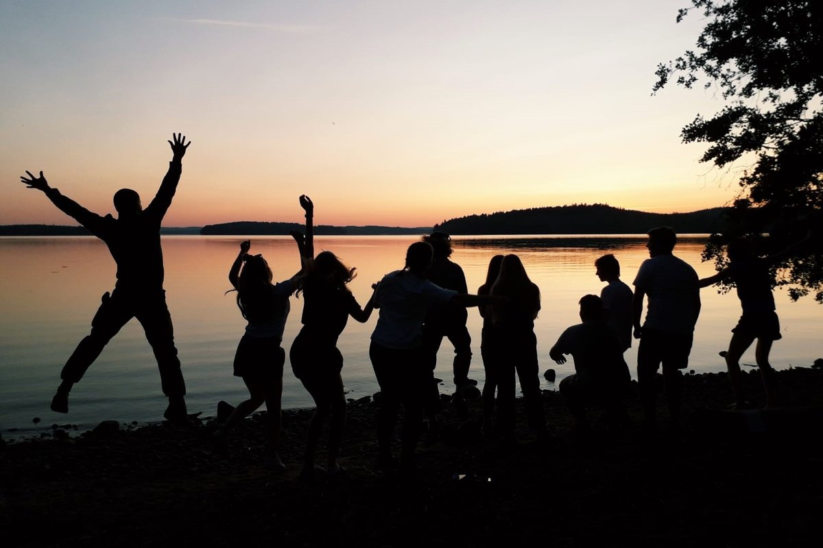 Nuoret auringonlaskussa