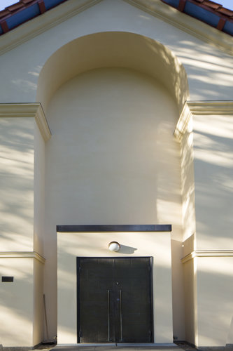 Kuva Muuramen kirkon ovesta, linkki Alvar Aalto-säätiön sivuille